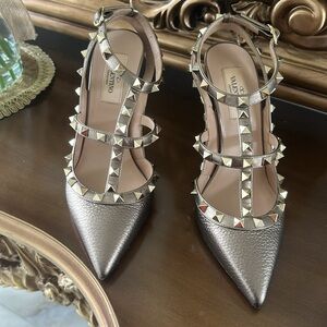 Valentino Giold  studded heels. Excellent condition. See all pictures.